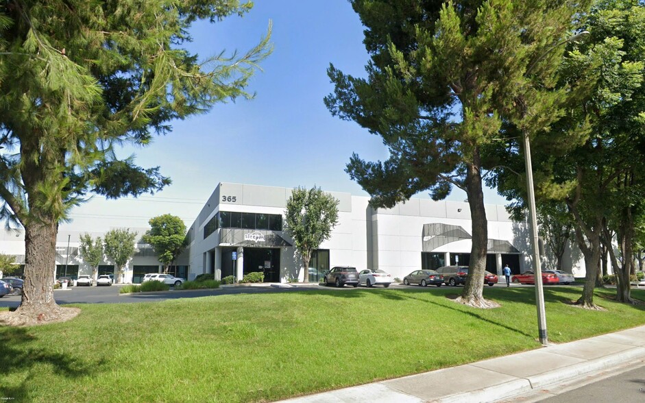 365 Cloverleaf Dr, Baldwin Park, CA for lease - Building Photo - Image 1 of 17