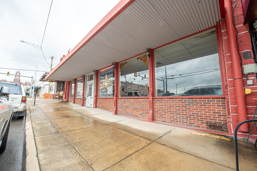 203 N Main St, Weatherford, TX for lease - Building Photo - Image 3 of 10