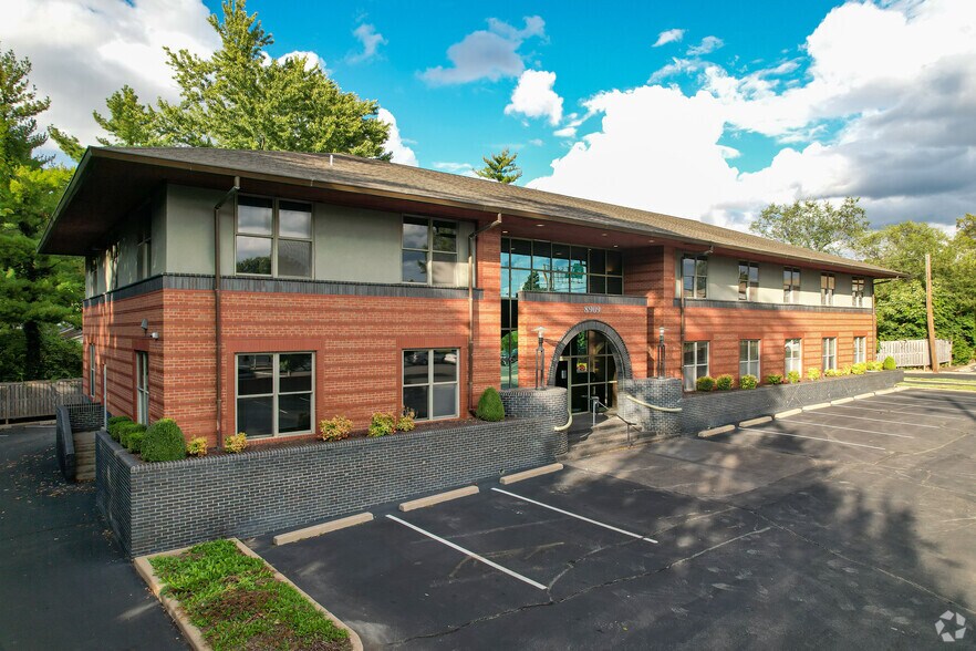 8909 Ladue Rd, Saint Louis, MO 63124