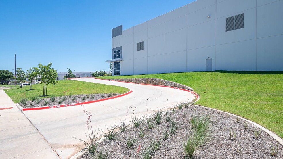 3901 N Sylvania Ave, Fort Worth, TX for lease - Building Photo - Image 3 of 12