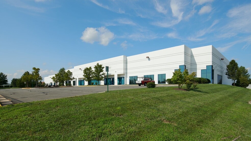23700 Pebble Run Pl, Sterling, VA for lease - Building Photo - Image 1 of 5
