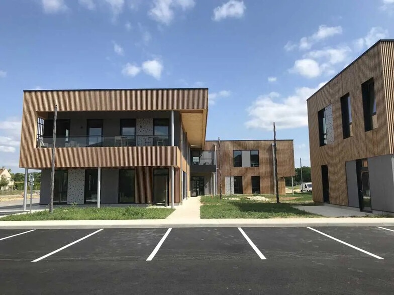 Office in Lacroix-Saint-Ouen for lease - Building Photo - Image 3 of 11