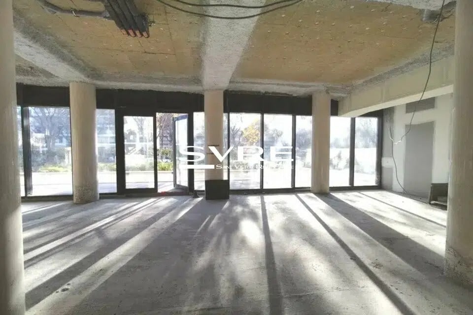 Retail in Marseille for lease Interior Photo- Image 1 of 9