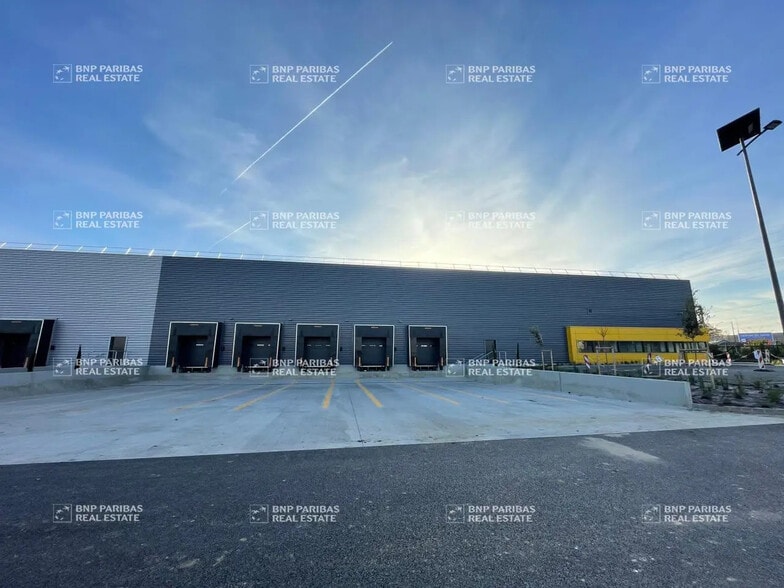 Office in Toulouse for lease - Building Photo - Image 1 of 9