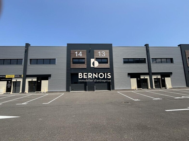 Flex in Brignoles for lease - Building Photo - Image 2 of 19