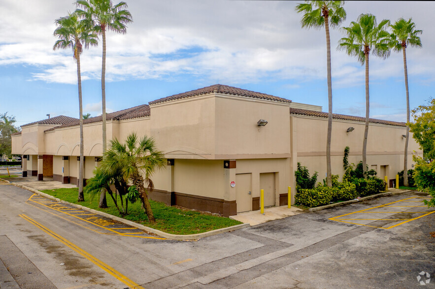 2301 N University Dr, Sunrise, FL for lease - Building Photo - Image 1 of 4