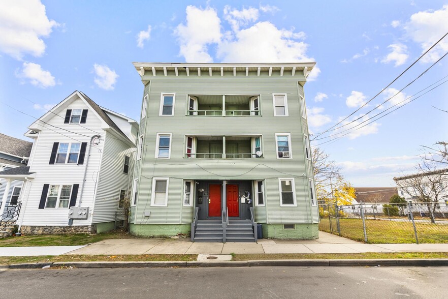 746 Maple St, Bridgeport, CT for sale - Primary Photo - Image 1 of 90