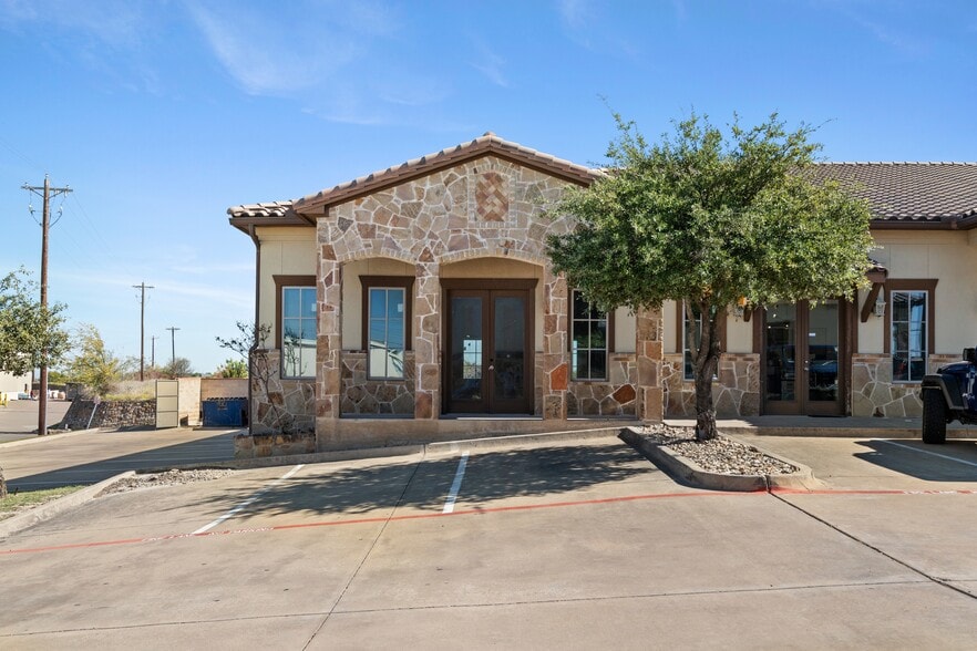 E 181 E BB Fielder Rd  Suite 300, Weatherford, TX for lease - Building Photo - Image 2 of 25