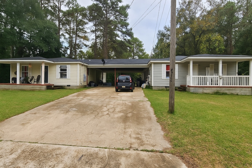 Six Apartments in Albany GA portfolio of 3 properties for sale on LoopNet.com - Building Photo - Image 2 of 8