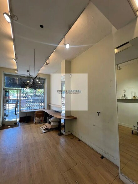 Retail in Paris for lease - Building Photo - Image 1 of 7