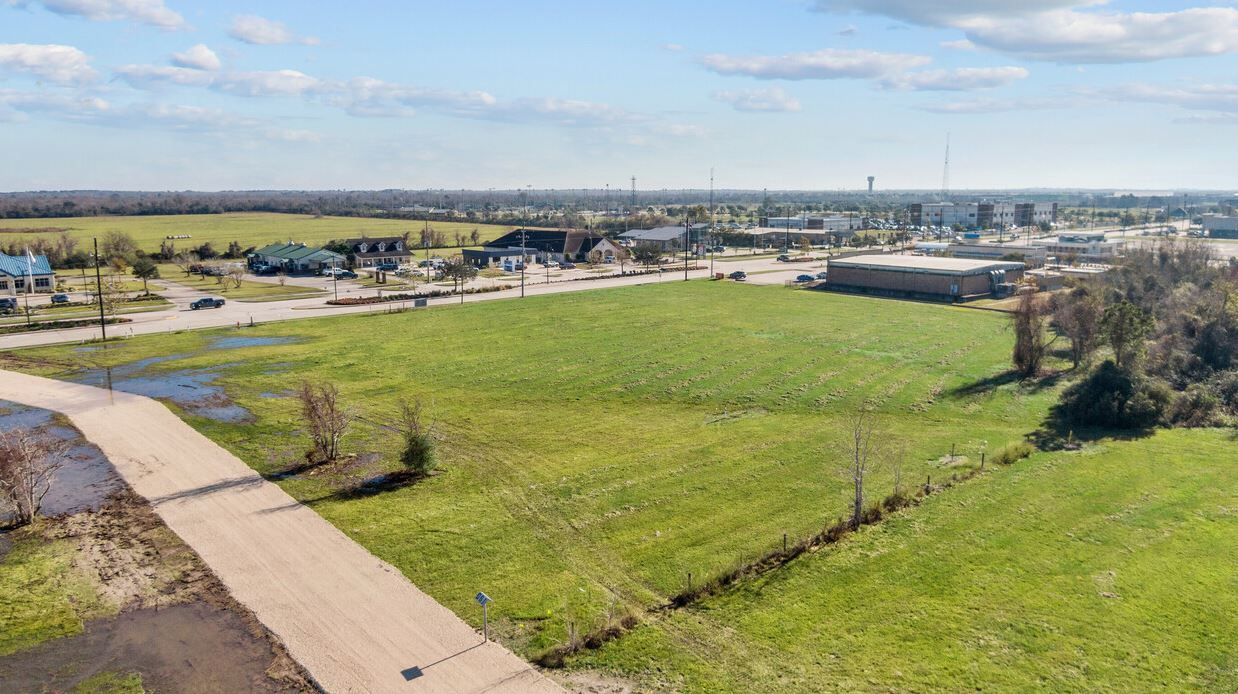 Eagle Dr, Mont Belvieu, TX 77580