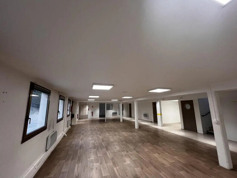 Flex in Neuilly-sur-Marne for lease - Building Photo - Image 2 of 19