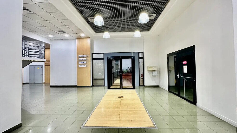 Office in Saint-Ouen-sur-Seine for lease - Building Photo - Image 2 of 16