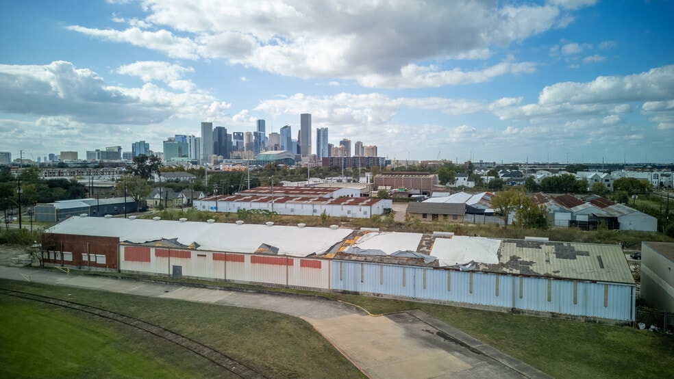 3229 Navigation Blvd, Houston, TX for sale - Building Photo - Image 2 of 38