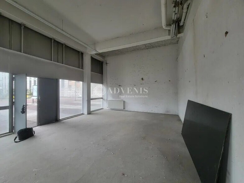 Retail in Courbevoie for lease - Building Photo - Image 3 of 10