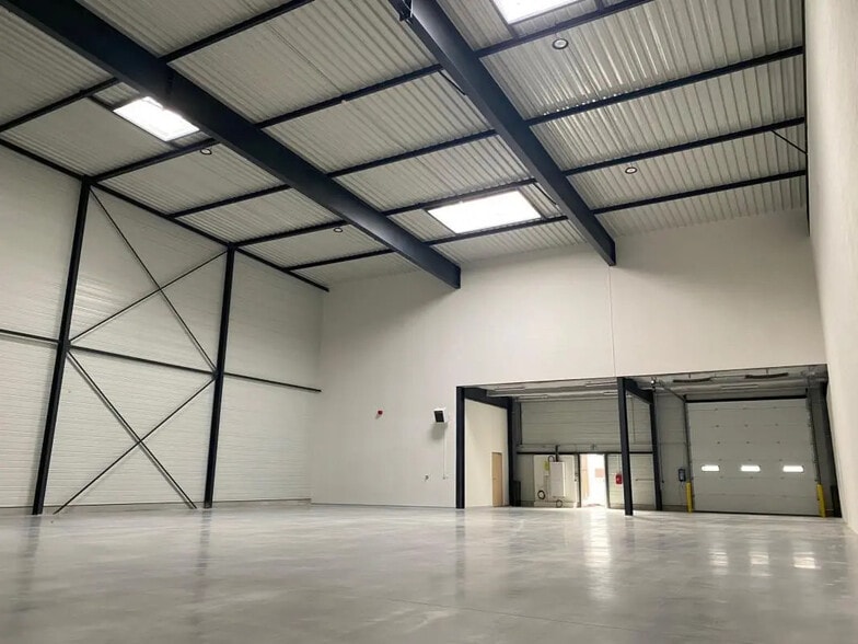 Office in Osny for lease - Interior Photo - Image 1 of 9