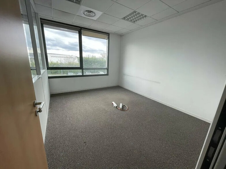 Office in CHAMPAGNE-AU-MONT-D'OR for lease - Interior Photo - Image 3 of 12