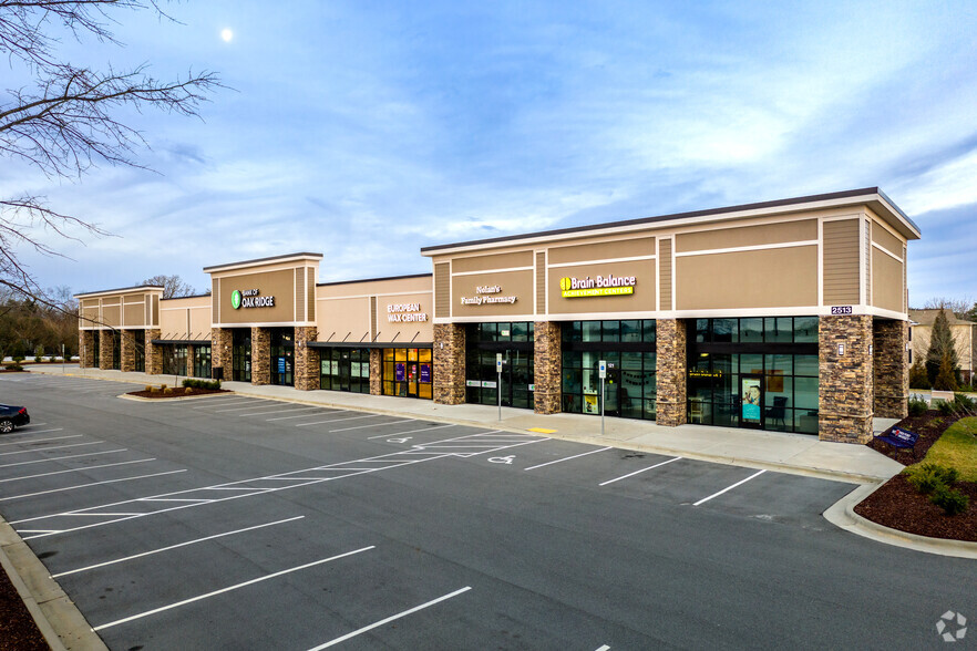 2513 Eastchester Dr, High Point, NC for lease - Building Photo - Image 1 of 14