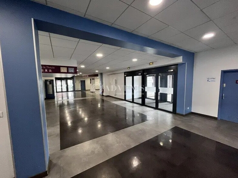 Office in Montigny-le-Bretonneux for lease - Lobby - Image 1 of 5