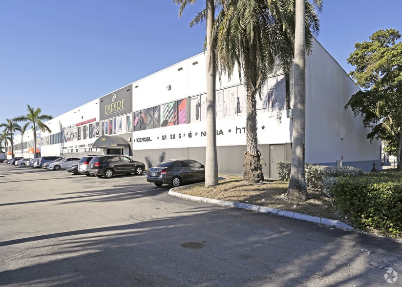 3520-3560 NW 72nd Ave, Miami, FL for lease - Primary Photo - Image 1 of 10