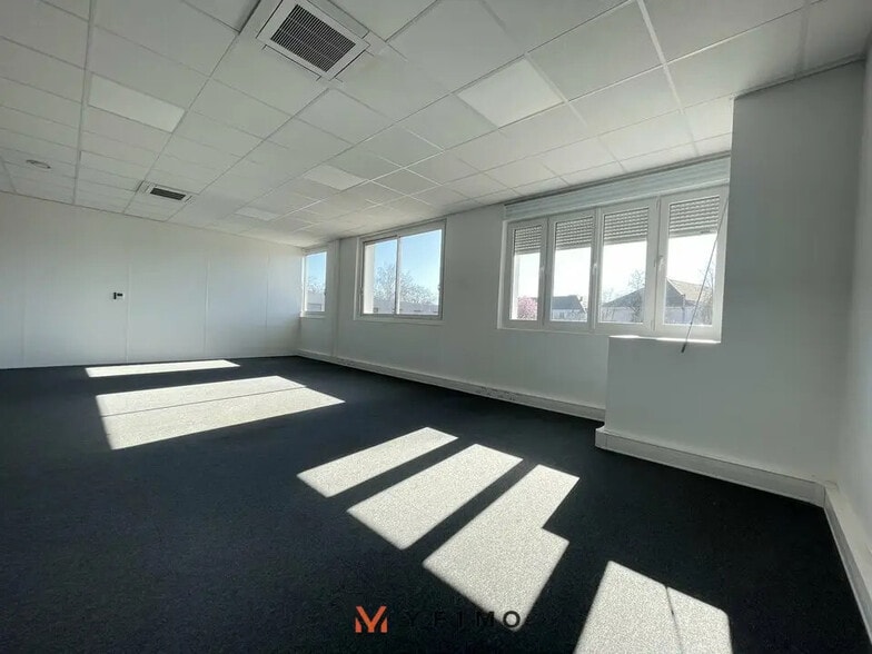 Office in Aubergenville for lease - Interior Photo - Image 2 of 6