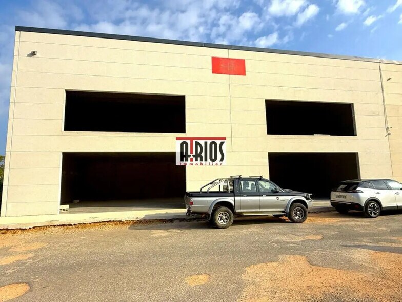 Retail in Brignoles for lease - Building Photo - Image 1 of 7