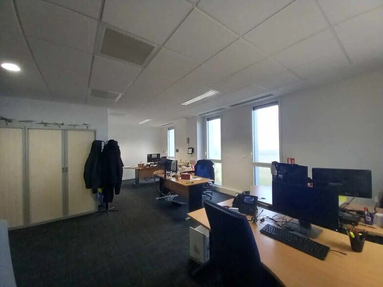 Office in Pusignan for lease - Interior Photo - Image 3 of 12