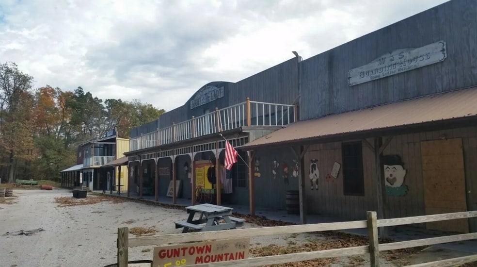 101 Huckleberry Knob Rd, Cave City, KY for sale - Building Photo - Image 2 of 6