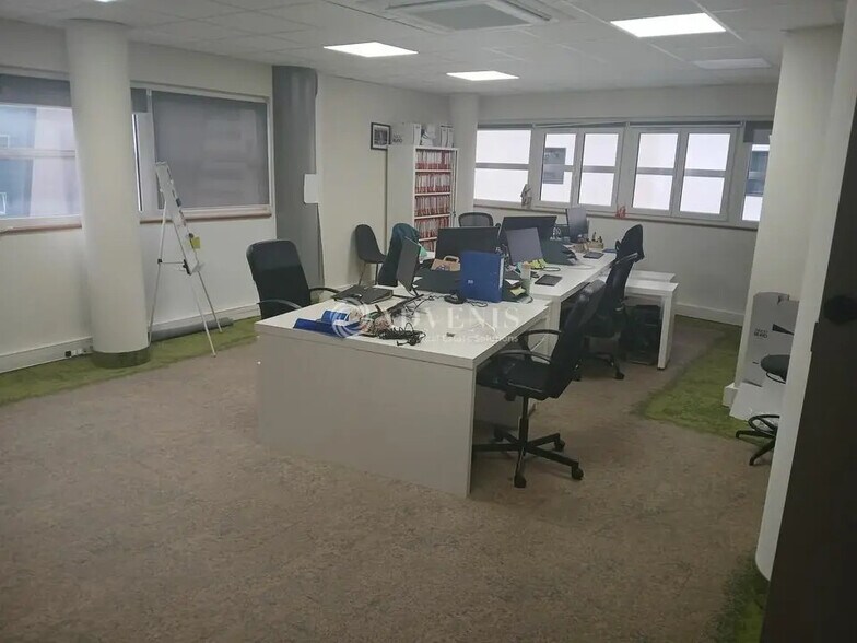 Office in Le Mans for lease - Building Photo - Image 2 of 3