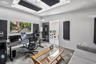 Standalone studio for lease - Storefront Property