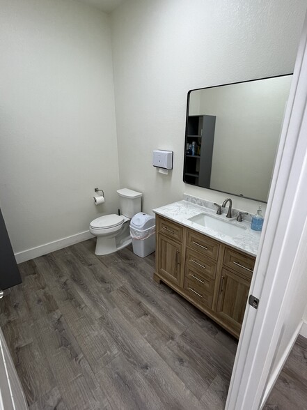 5881 Imperial Loop, College Station, TX for lease - Building Photo - Image 3 of 8