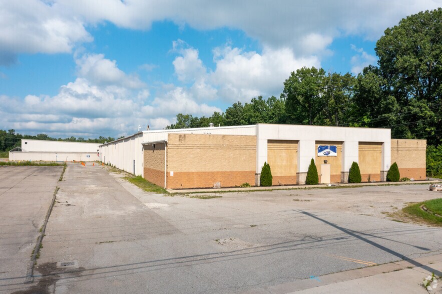 21902 Telegraph Rd, Brownstown, MI 48183