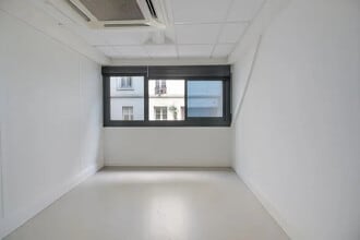 Office in Paris for lease Interior Photo- Image 2 of 3