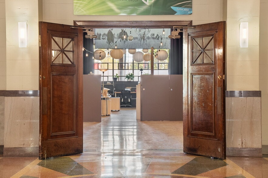 5017 Washington Pl, Saint Louis, MO for sale - Interior Photo - Image 2 of 7