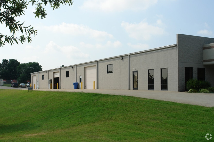 112 Westhampton Dr, Lexington, KY for sale - Building Photo - Image 2 of 33