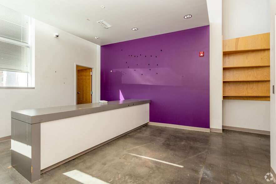 156th & Q, Omaha, NE for lease - Interior Photo - Image 3 of 12