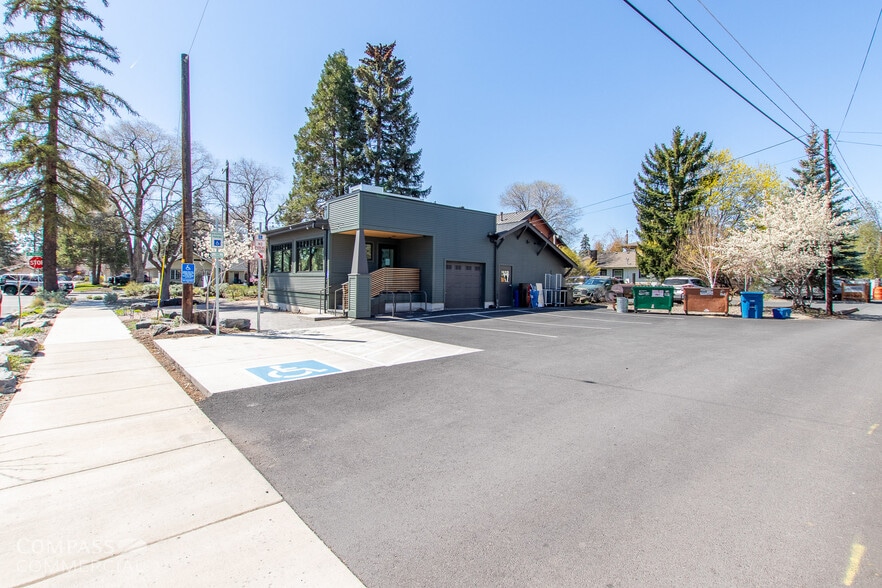 1004 NW Newport Ave, Bend, OR for lease - Building Photo - Image 3 of 15