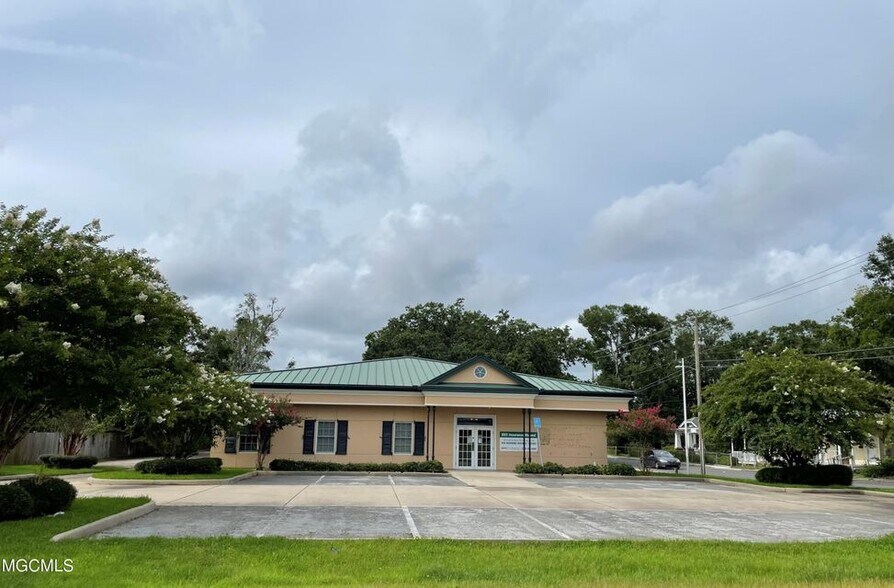 213 Porter Ave, Biloxi, MS for sale - Primary Photo - Image 1 of 1