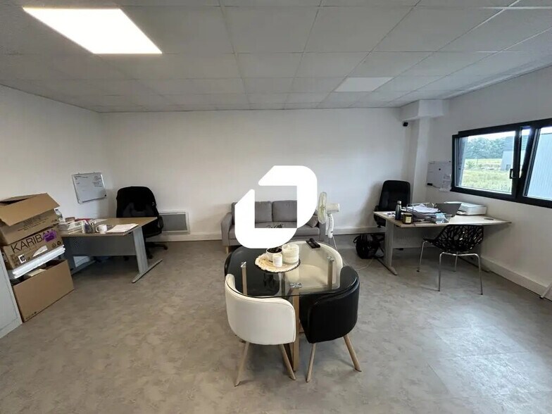 Flex in Saint-Pierre-du-Perray for lease - Interior Photo - Image 3 of 4