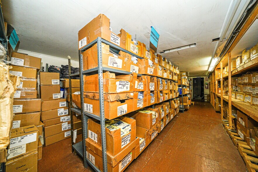 175-183 Rockaway Ave, Valley Stream, NY for lease - Interior Photo - Image 3 of 15