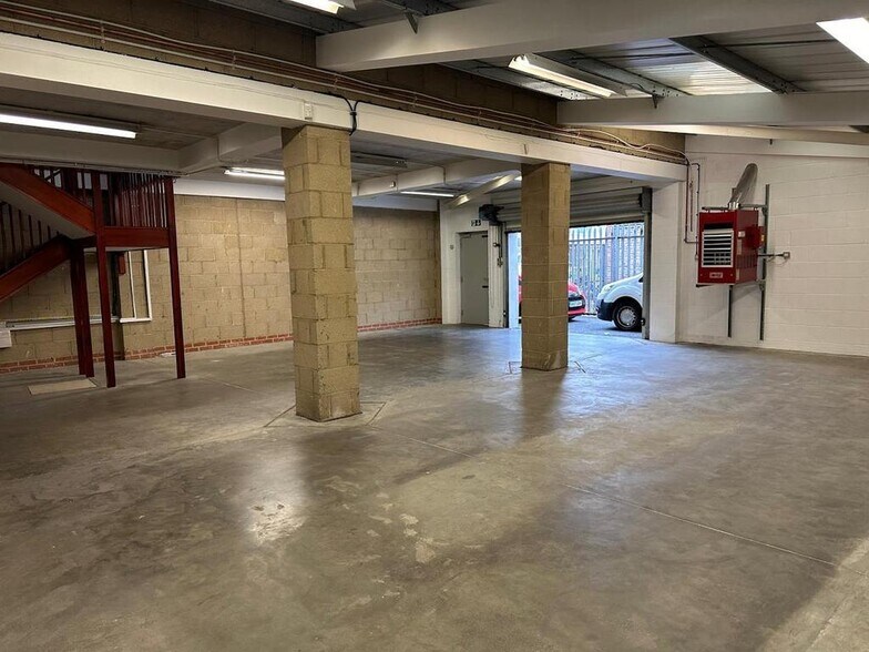 Rear of 78-80 Station Rd, Harrow for lease - Interior Photo - Image 2 of 7