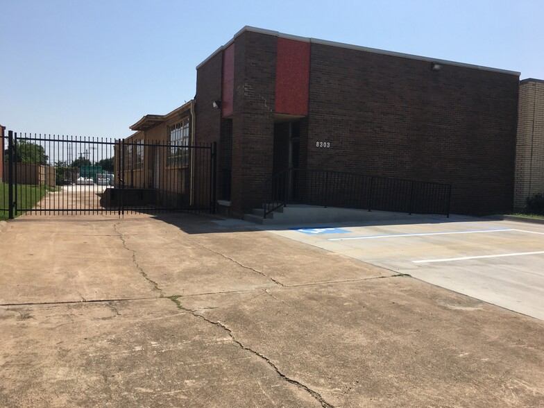 8303 Sovereign Row, Dallas, TX for lease - Building Photo - Image 2 of 8