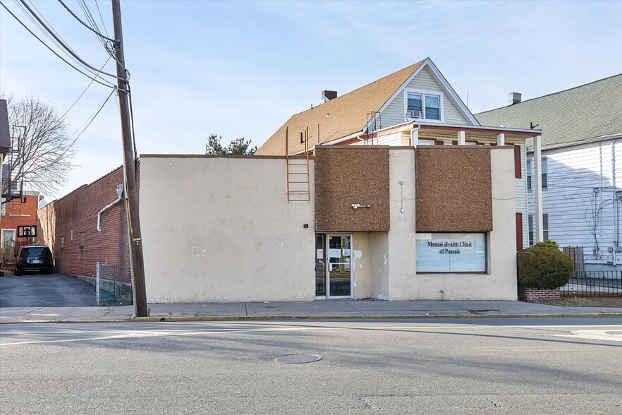 111 Lexington Ave, Passaic, NJ for sale - Primary Photo - Image 1 of 6