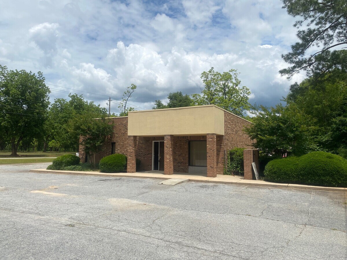 103 Avera Dr, Fort Valley, GA 31030