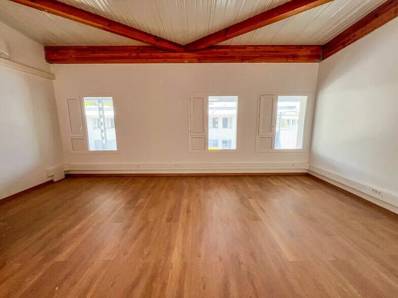 Office in Avignon for lease - Interior Photo - Image 2 of 5