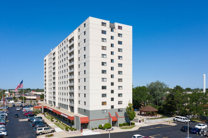 8033 E 10 Mile Rd, Center Line, MI for sale - Primary Photo - Image 1 of 1