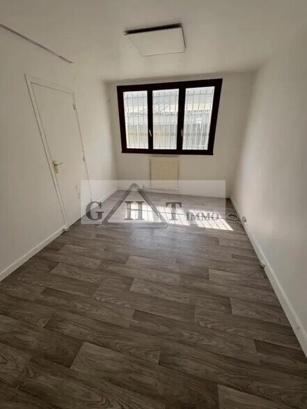 Office in Wissous for lease - Interior Photo - Image 1 of 6