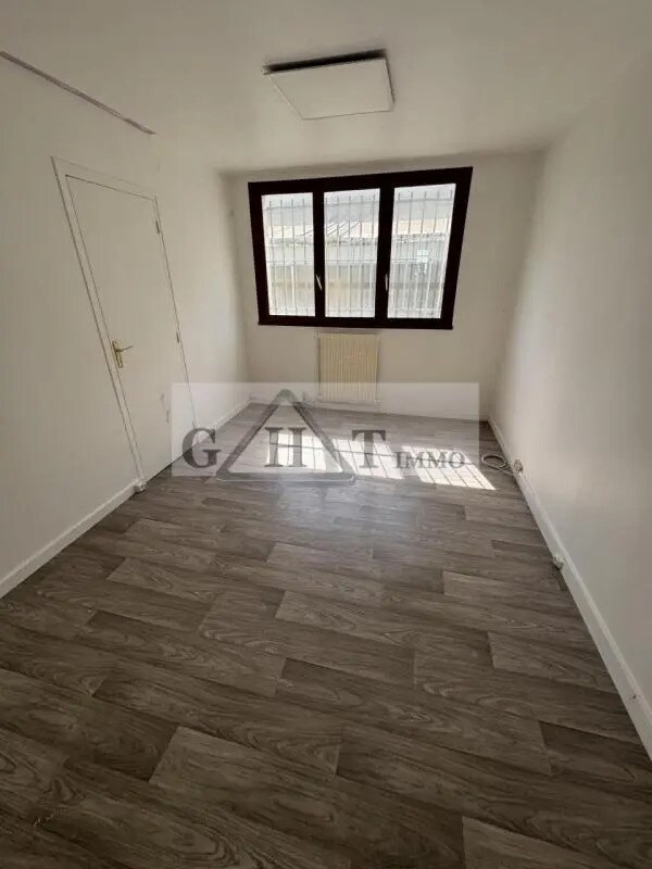 Office in Wissous for lease Interior Photo- Image 1 of 7