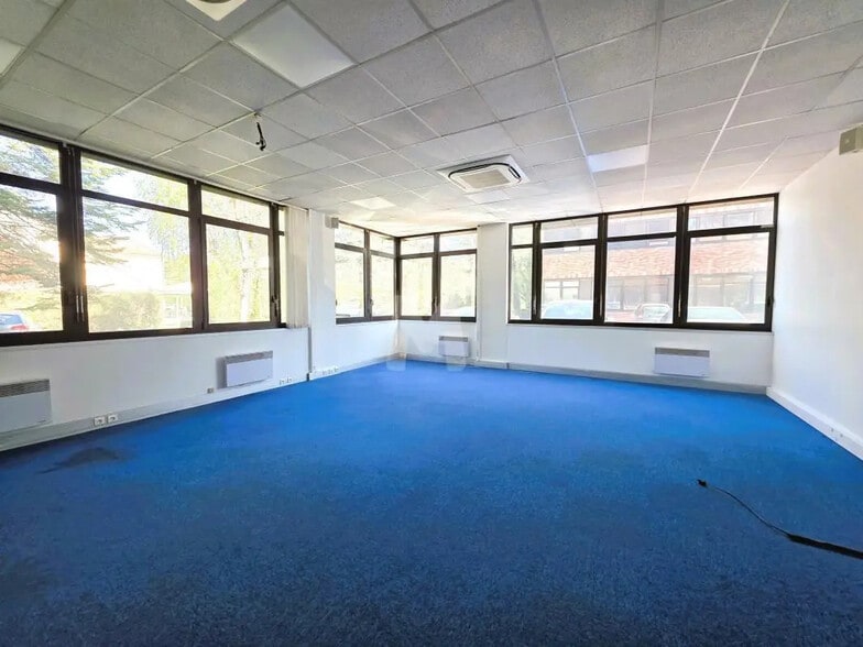 Office in Verrières-le-Buisson for lease - Interior Photo - Image 2 of 8