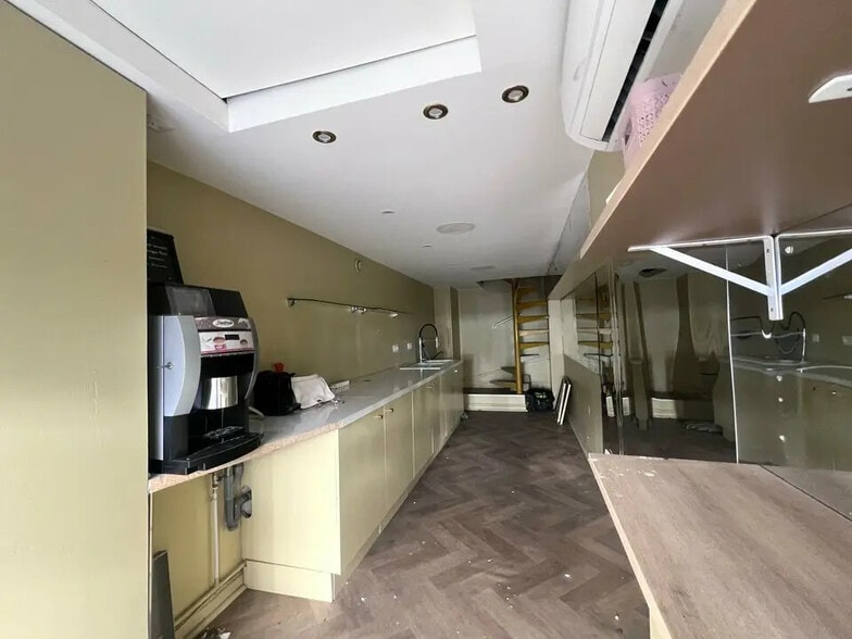 Retail in Nice for lease - Interior Photo - Image 1 of 3